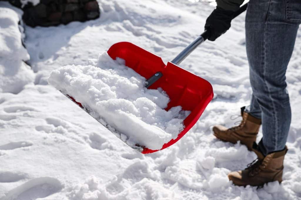 Schneeschaufel rot