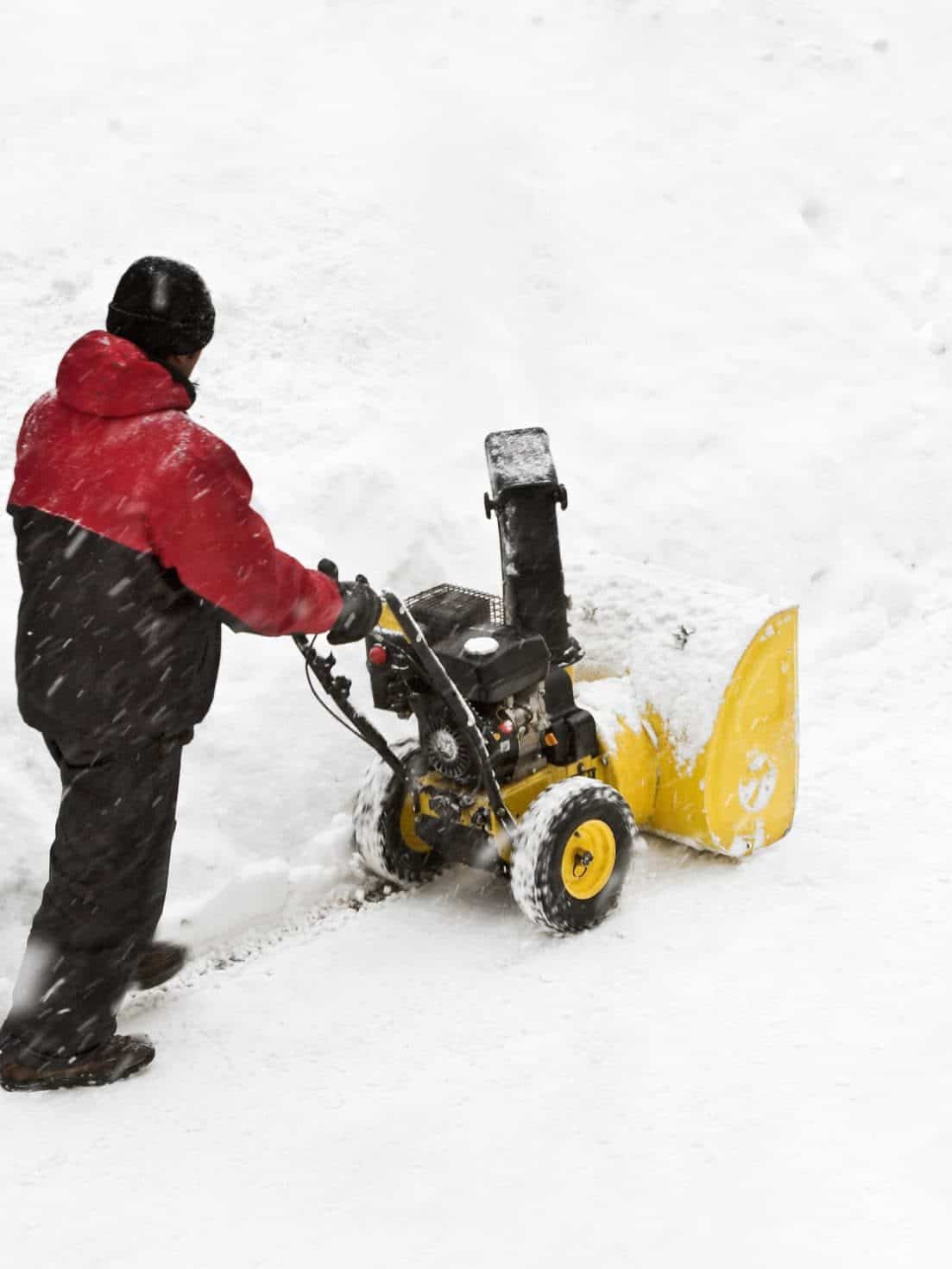 Mann mit Schneefräse