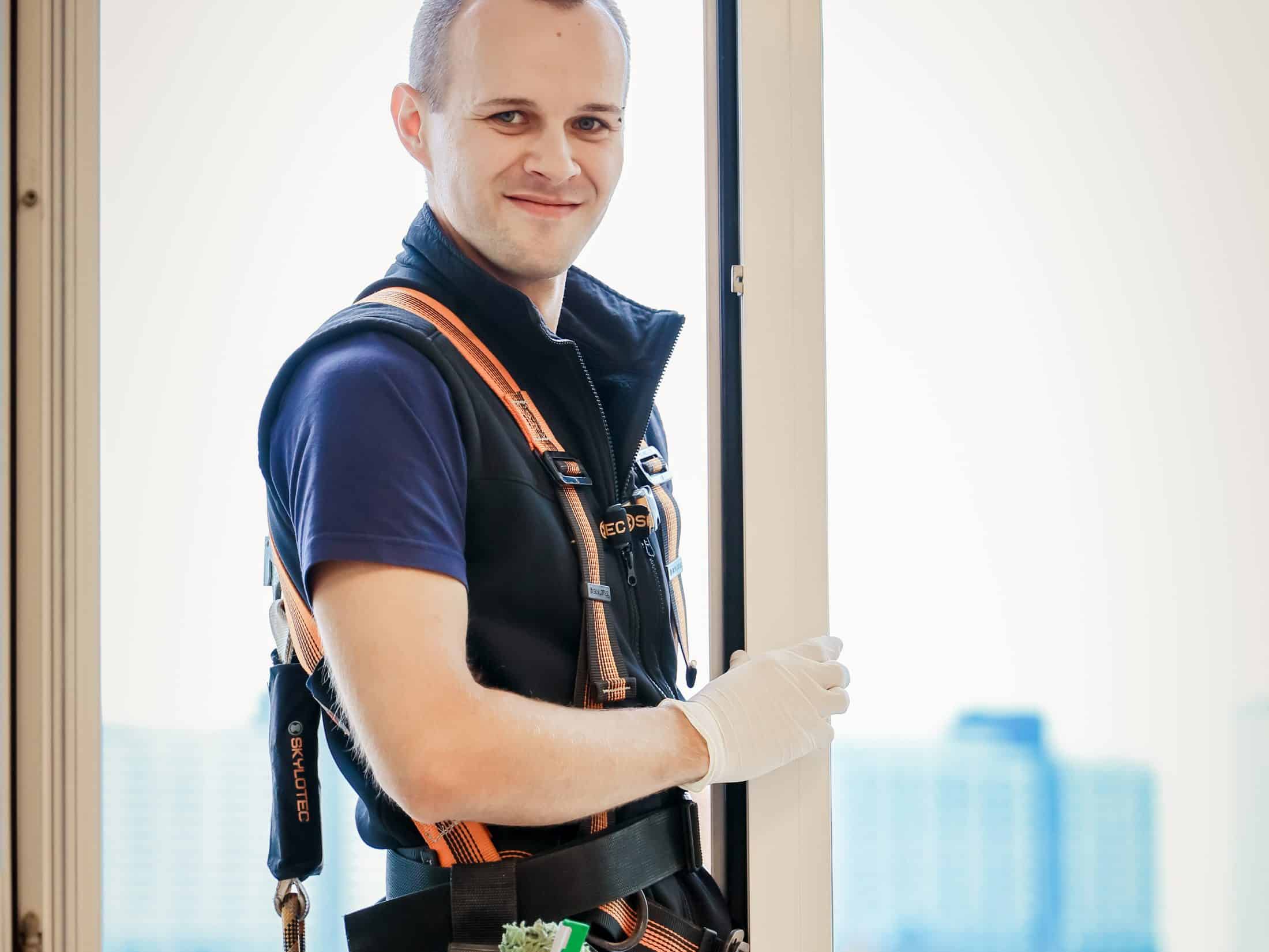 Mitarbeiter bei der Glasreinigung