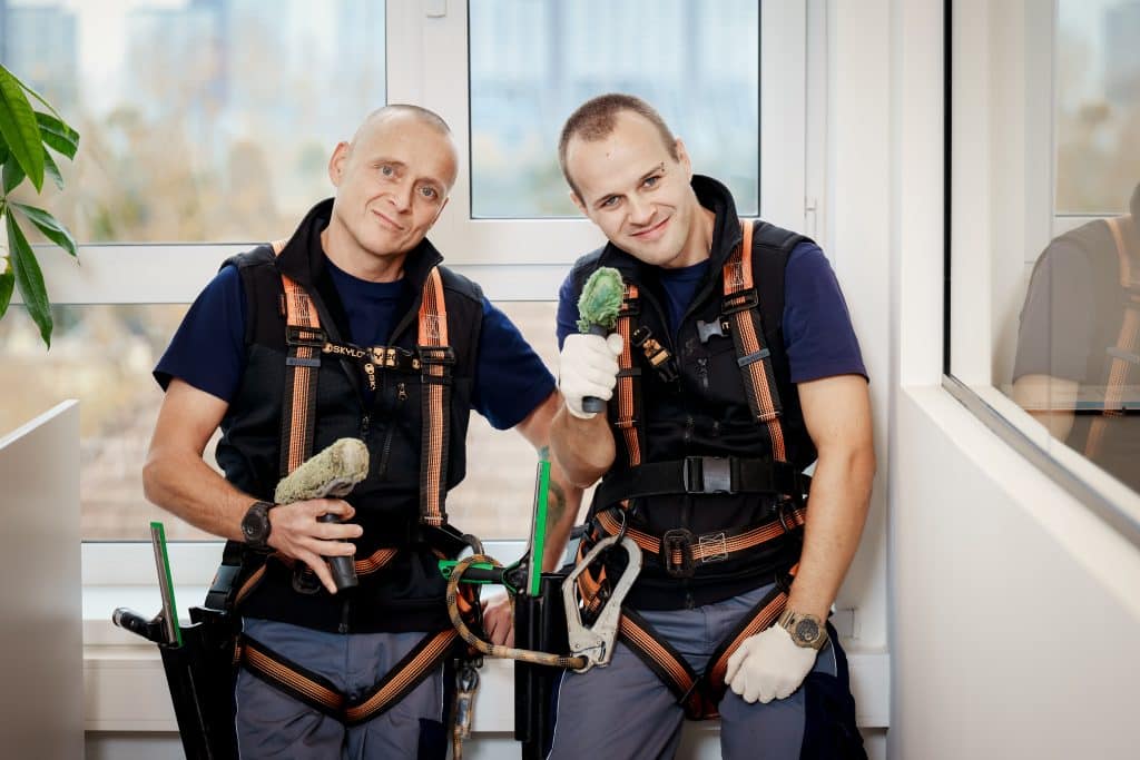 2 Männer mit der Ausrüstung für Fensterreinigung