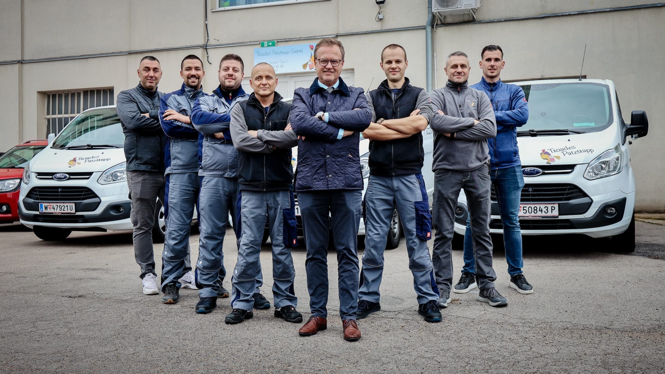 Traudes Putztrupp vor Firmenautos