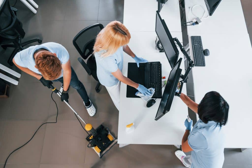 Büroreinigung von mehreren Personen. Bodenreingigung und Flächenreinigung
